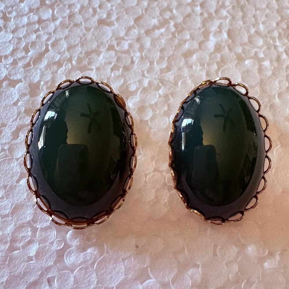 Vintage Green Cabochon Clip‎ On Earrings Gold Tone Oval Scalloped Frame Regency